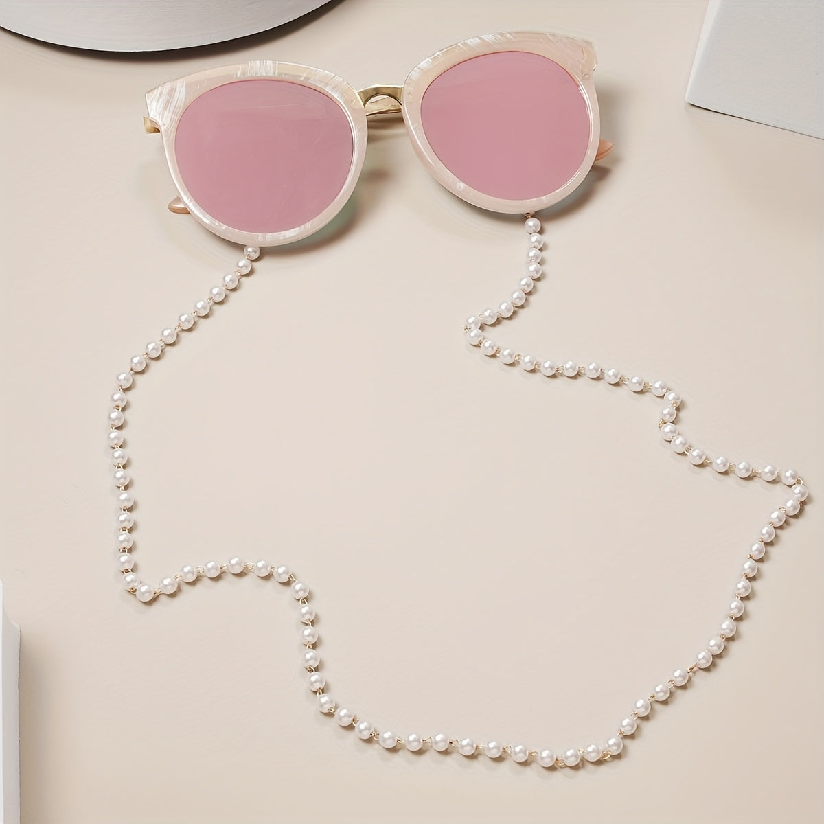 Laroche™ | Chaîne de Lunettes Dorée avec Perles – Élégante et Chic